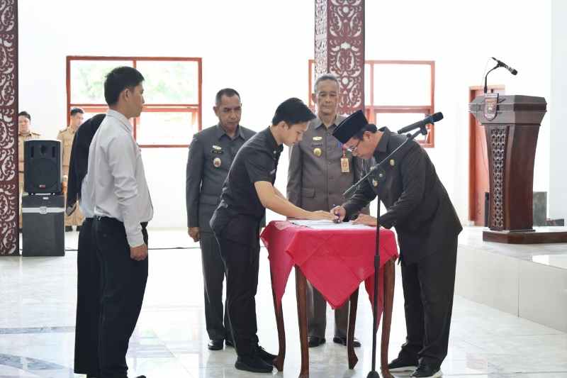 Pj. Bupati Drs. Nukman Serahkan Petikan SK dan Pengambilan Sumpah 335 orang PPPK Pj. Bupati Drs. Nukman Serahkan Petikan SK dan Pengambilan Sumpah 335 orang PPPK