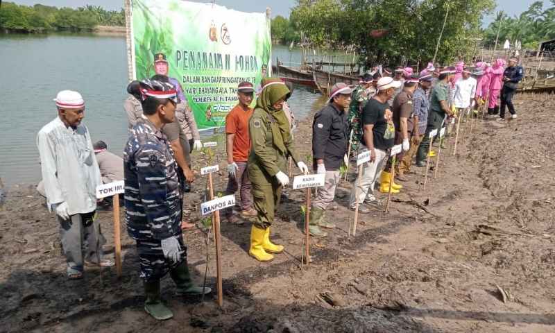 Bakti Sosial Dikewilayahan dengan Menanam Pohon Mangrove di Desa Lubuk Damar Bakti Sosial Dikewilayahan dengan Menanam Pohon Mangrove di Desa Lubuk Damar