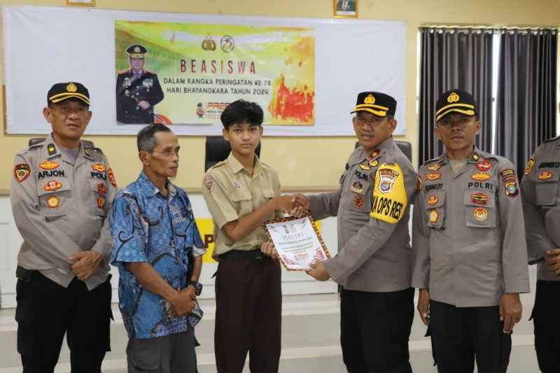 HUT Bhayangkara Ke-78, Polres Pringsewu Berikan Beasiswa Kepada Tiga Siswa Berprestasi HUT Bhayangkara Ke-78, Polres Pringsewu Berikan Beasiswa Kepada Tiga Siswa Berprestasi