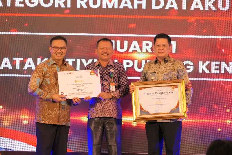 Juara 1 Nasional, M. Firsada Terima Penghargaan dari BKKBN RI Juara 1 Nasional, M. Firsada Terima Penghargaan dari BKKBN RI