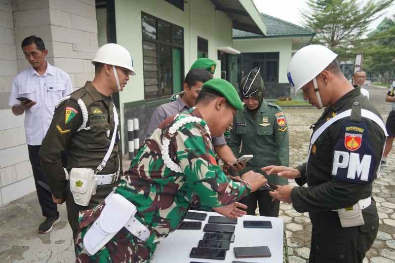 Langkah Preventif: Prajurit Wijayakusuma di Cek Penggunaan HP Selulernya Terkait Judi Online Langkah Preventif: Prajurit Wijayakusuma di Cek Penggunaan HP Selulernya Terkait Judi Online