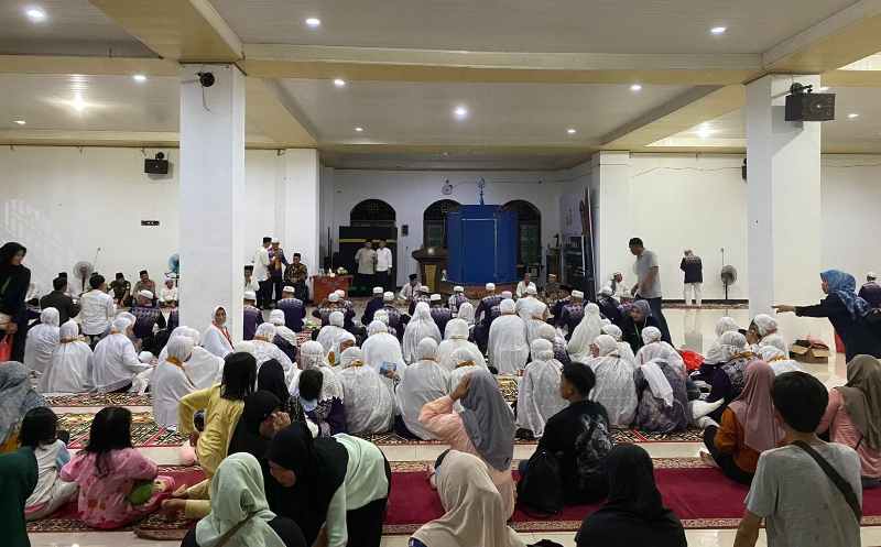 Kepulangan Jemaah Haji Disambut Bupati dan Pejabat Kabupaten Kaur Kepulangan Jemaah Haji Disambut Bupati dan Pejabat Kabupaten Kaur