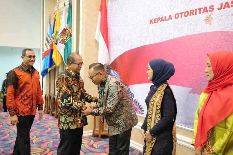 Anggota Dewan Komisioner OJK RI Kukuhkan Kepala OJK Provinsi Lampung Anggota Dewan Komisioner OJK RI Kukuhkan Kepala OJK Provinsi Lampung