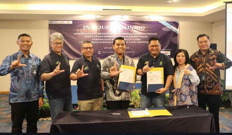 PTPN IV Regional 7 KSO Latih Petani Sawit Eks. Plasma PTPN IV Regional 7 KSO Latih Petani Sawit Eks. Plasma