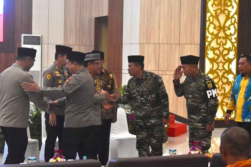 Kasrem 043/Gatam Hadiri Doa Lintas Agama di Polda Lampung Kasrem 043/Gatam Hadiri Doa Lintas Agama di Polda Lampung