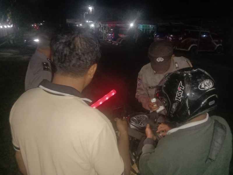 Polsek Tanah Jawa Gelar Razia Antisipasi Geng Motor dan Narkoba Polsek Tanah Jawa Gelar Razia Antisipasi Geng Motor dan Narkoba