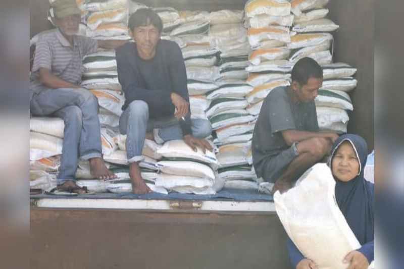 Penyaluran Beras 10 kg Bantuan BPN kepada Masyarakat Kecamatan Sekerak Penyaluran Beras 10 kg Bantuan BPN kepada Masyarakat Kecamatan Sekerak