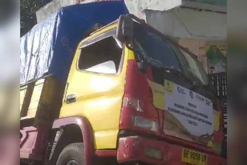 Apes Sopir Truk Bermuatan Bantuan Cadangan Beras Pemerintah Didenda 10 Juta Apes Sopir Truk Bermuatan Bantuan Cadangan Beras Pemerintah Didenda 10 Juta