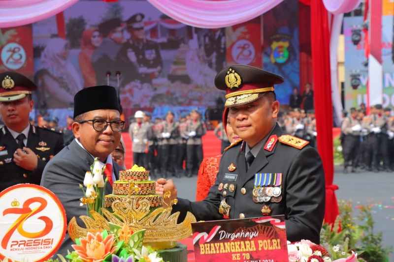 Kapolda Lampung Pimpin Upacara Hari Bhayangkara ke-78 Kapolda Lampung Pimpin Upacara Hari Bhayangkara ke-78