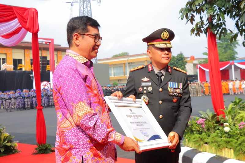 Kapolda Lampung dan Jajaran Diganjar Penghargaan BP2MI di Puncak Hari Bhayangkara ke-78 Kapolda Lampung dan Jajaran Diganjar Penghargaan BP2MI di Puncak Hari Bhayangkara ke-78