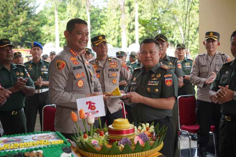 Danrem 071 Wijayakusuma Berikan Surprise pada Peringatan HUT Bhayangkara ke-78 Danrem 071 Wijayakusuma Berikan Surprise pada Peringatan HUT Bhayangkara ke-78