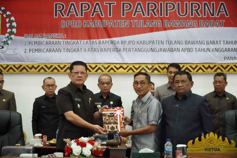 Pj. Bupati Sampaikan RPJPD Kabupaten Tubaba Tahun 2025-2045 Pada Sidang Paripurna Pj. Bupati Sampaikan RPJPD Kabupaten Tubaba Tahun 2025-2045 Pada Sidang Paripurna