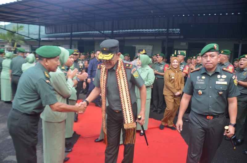 Kunjungi Kodim 0410/KBL, Danrem 043/Gatam Tekankan Pentingnya Berolahraga Kunjungi Kodim 0410/KBL, Danrem 043/Gatam Tekankan Pentingnya Berolahraga