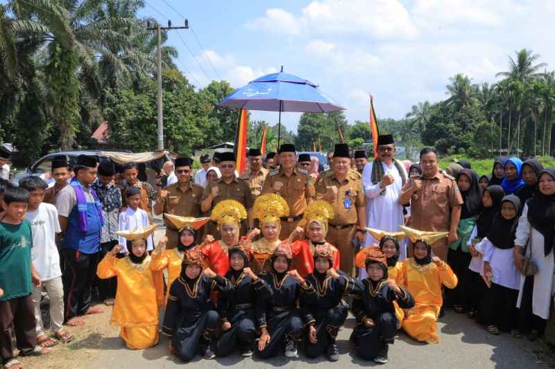 Dibawah Panas Terik, Bupati Sabar AS Buka MTQ ke XVII Nagari Binjai Dibawah Panas Terik, Bupati Sabar AS Buka MTQ ke XVII Nagari Binjai