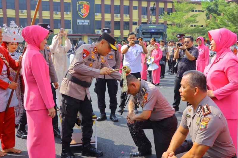 118 Personel Naik Pangkat Setingkat Lebih Tinggi, Kapolda Lampung: Harus Disyukuri dan Dijaga 118 Personel Naik Pangkat Setingkat Lebih Tinggi, Kapolda Lampung: Harus Disyukuri dan Dijaga