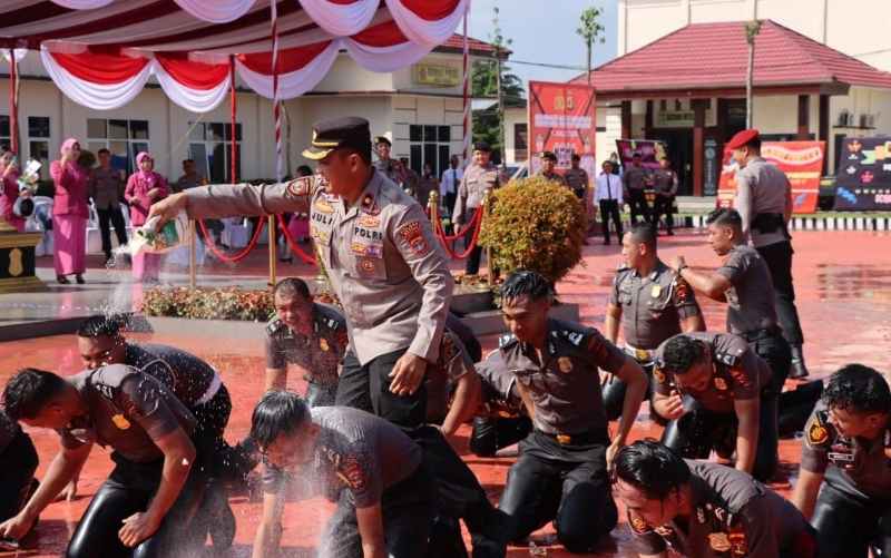 AKBP Ade Hermanto Pimpin Upacara Laporan Kenaikan Pangkat Personel Polres Mesuji AKBP Ade Hermanto Pimpin Upacara Laporan Kenaikan Pangkat Personel Polres Mesuji