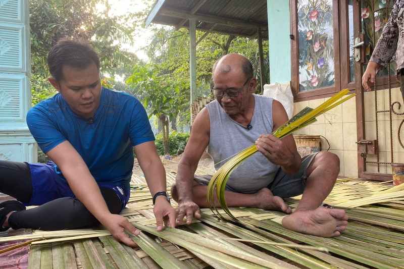 Wabup Adlin Tambunan Blusukan ke Desa, Dukung Pengrajin Gedek di Sei Bamban Wabup Adlin Tambunan Blusukan ke Desa, Dukung Pengrajin Gedek di Sei Bamban