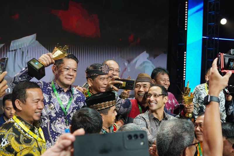 M. Firsada Terima Penghargaan Anugerah Merdeka Belajar Kategori Pemda Transformatif 2024 M. Firsada Terima Penghargaan Anugerah Merdeka Belajar Kategori Pemda Transformatif 2024