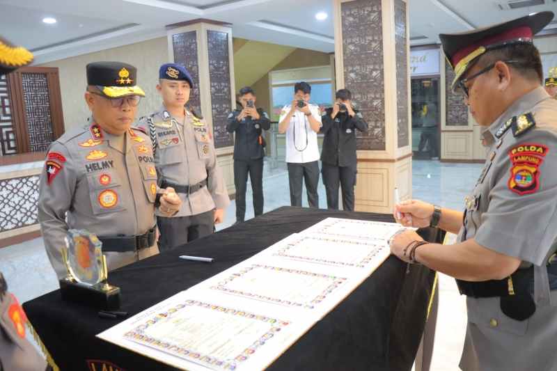 Kapolda Pimpin Sertijab Karorena Polda Lampung yang Baru Kapolda Pimpin Sertijab Karorena Polda Lampung yang Baru