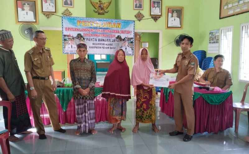 Pekon Bandar Jaya Salurkan BLT-DD Tahap Dua Pekon Bandar Jaya Salurkan BLT-DD Tahap Dua