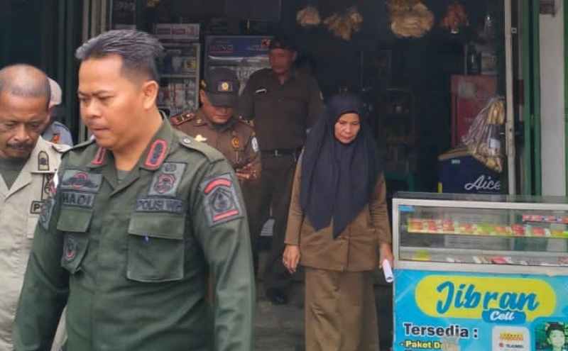 Satpol PP dan WH dalam Penertiban Permainan Boneka Capit Satpol PP dan WH dalam Penertiban Permainan Boneka Capit