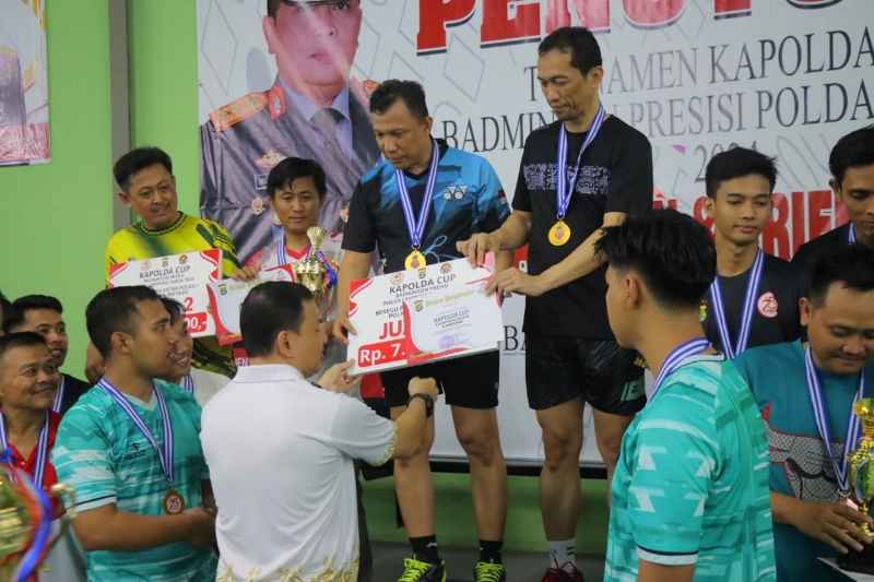 Turnamen Kapolda Cup Badminton 2024 Ditutup, Tim Polda Presisi Juara 1 Beregu Instansi Turnamen Kapolda Cup Badminton 2024 Ditutup, Tim Polda Presisi Juara 1 Beregu Instansi