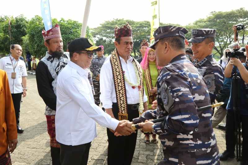 Pj. Gubernur Samsudin Dampingi Mentan Andi Amran dan Wakasal Erwin S. Kunjungi Program Ketahanan Pangan Pj. Gubernur Samsudin Dampingi Mentan Andi Amran dan Wakasal Erwin S. Kunjungi Program Ketahanan Pangan