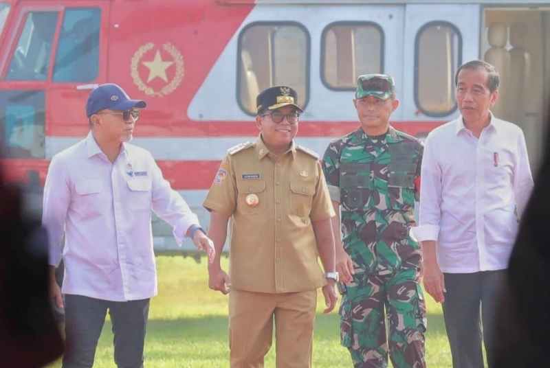 Danrem Dampingi Pangdam II/Sriwijaya Sambut Kedatangan Presiden Jokowi Danrem Dampingi Pangdam II/Sriwijaya Sambut Kedatangan Presiden Jokowi