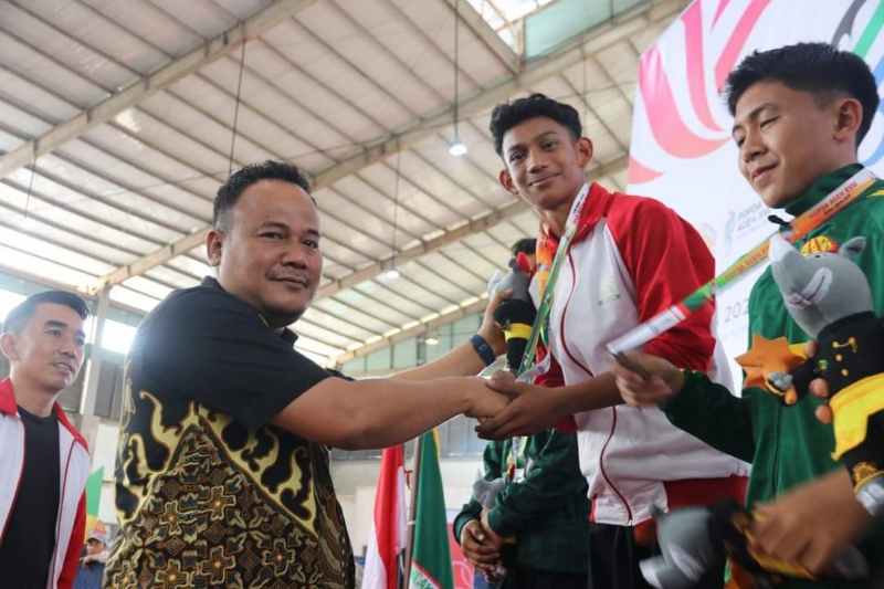 Pj. Sekda Aceh Timur Kalungkan Medali Emas Cabor Pencak Silat Pj. Sekda Aceh Timur Kalungkan Medali Emas Cabor Pencak Silat
