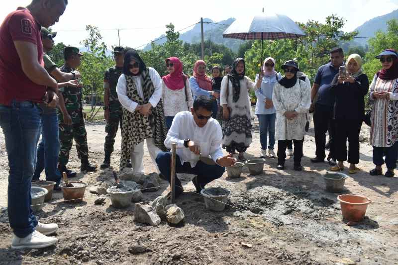 Danrem 043/Gatam Peletakan Batu Pertama Renovasi Camp Latihan Pantai Pasir Putih Danrem 043/Gatam Peletakan Batu Pertama Renovasi Camp Latihan Pantai Pasir Putih