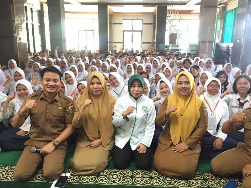 Dr. Zam Zanariah Beri Penyuluhan Anti-Narkoba di MPLS SMAN 5 Bandar Lampung Dr. Zam Zanariah Beri Penyuluhan Anti-Narkoba di MPLS SMAN 5 Bandar Lampung