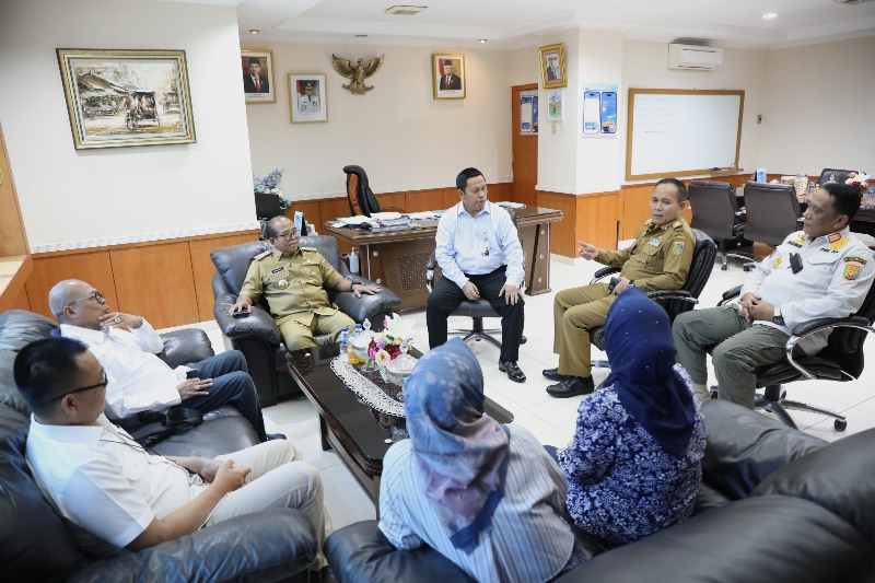 Pj. Gubernur Samsudin Tinjau Kantor Pusat Bank Lampung dan Kunjungi Kantor OJK Lampung Pj. Gubernur Samsudin Tinjau Kantor Pusat Bank Lampung dan Kunjungi Kantor OJK Lampung