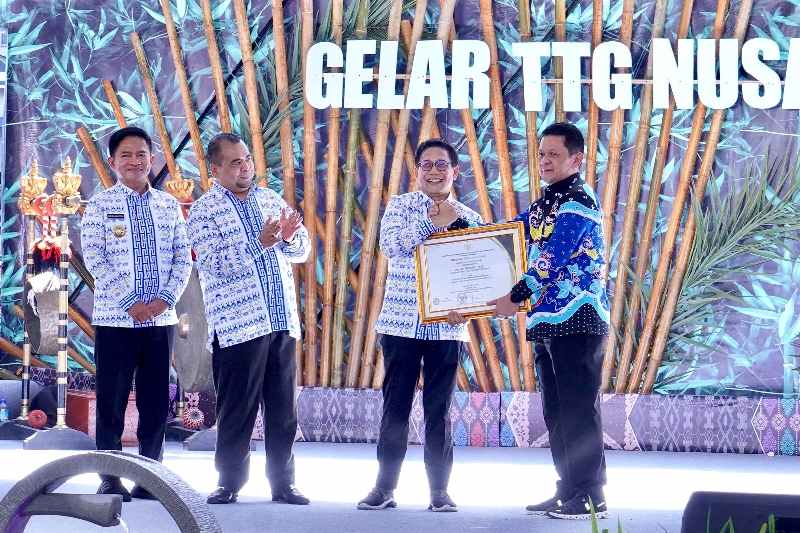 M. Firsada Terima Penghargaan Satya Lencana Bhakti Inovasi Desa dari Menteri Desa M. Firsada Terima Penghargaan Satya Lencana Bhakti Inovasi Desa dari Menteri Desa