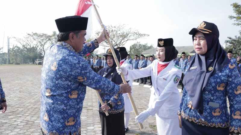 Pemkab Pringsewu Canangkan Gerakan Pembagian Sepuluh Juta Bendera Merah Putih Pemkab Pringsewu Canangkan Gerakan Pembagian Sepuluh Juta Bendera Merah Putih