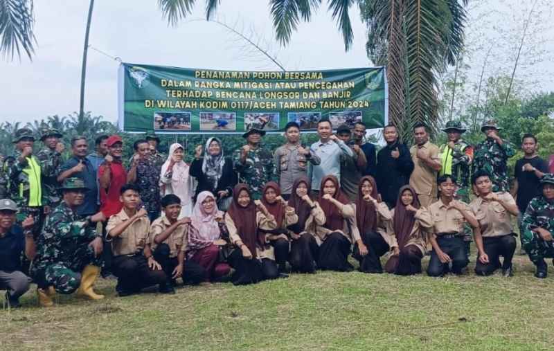 Penanam Pohon Bersama Pencegahan Erosi Sungai Tamiang di Desa Tjg Seumantok Penanam Pohon Bersama Pencegahan Erosi Sungai Tamiang di Desa Tjg Seumantok