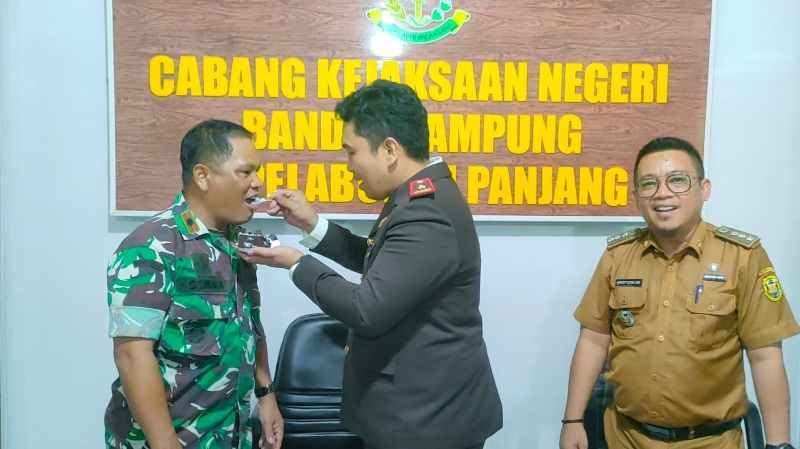 Peringati HBA ke-64, Danramil 410-01/Pjg bersama Forkopimcam Geruduk Cabjari Panjang Kasih Kejutan Peringati HBA ke-64, Danramil 410-01/Pjg bersama Forkopimcam Geruduk Cabjari Panjang Kasih Kejutan