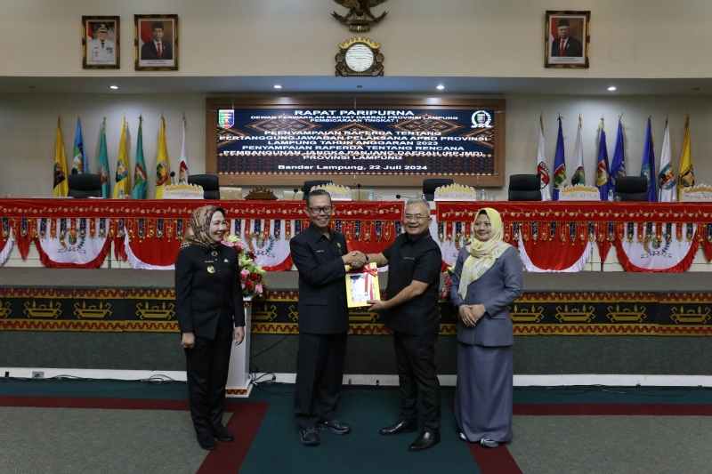 Sekdaprov Fahrizal Sampaikan Raperda RPJPD Provinsi Lampung Tahun 2025-2045, Canangkan Visi Lampung Smart 2045 Sekdaprov Fahrizal Sampaikan Raperda RPJPD Provinsi Lampung Tahun 2025-2045, Canangkan Visi Lampung Smart 2045