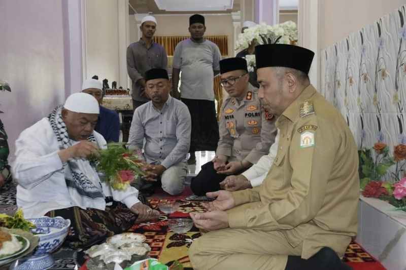 Pj Bupati Aceh Timur “Dipeusijuek” Ulama Kharismatik Aceh Pj Bupati Aceh Timur “Dipeusijuek” Ulama Kharismatik Aceh