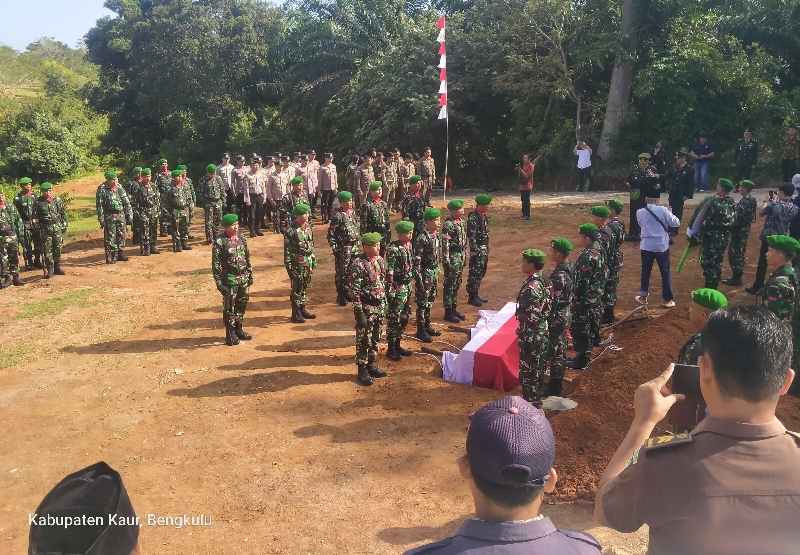 Kepala Dinas Sosial Kaur Laksanakan Pemindahan Makam Pahlawan M.Ali Hanafiah Kepala Dinas Sosial Kaur Laksanakan Pemindahan Makam Pahlawan M.Ali Hanafiah