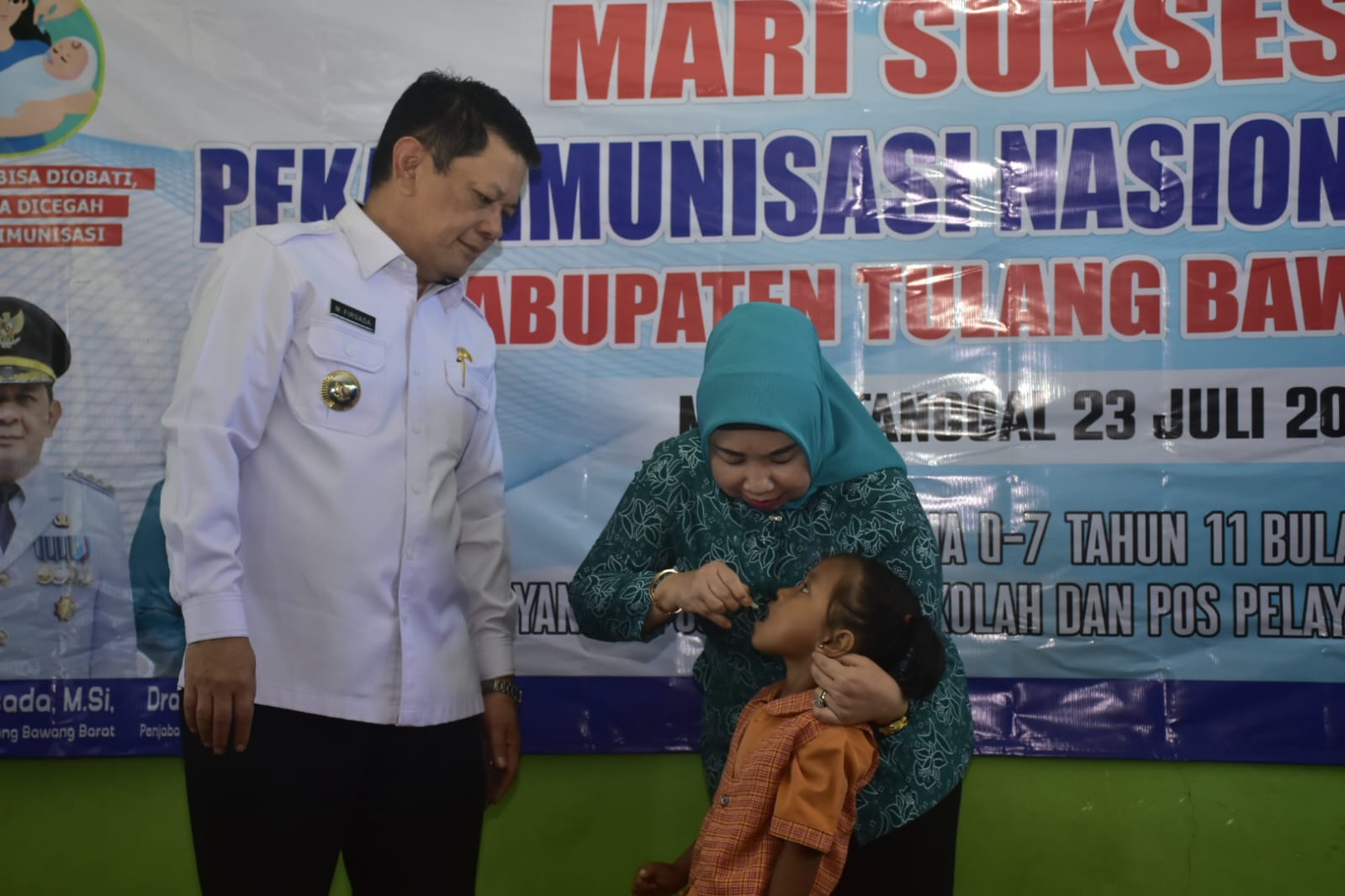 Pj Bupati dan Pj Ketua TP-PKK Tubaba Berikan Vaksin Polio Langsung Kepada Masyarakat Pj Bupati dan Pj Ketua TP-PKK Tubaba Berikan Vaksin Polio Langsung Kepada Masyarakat