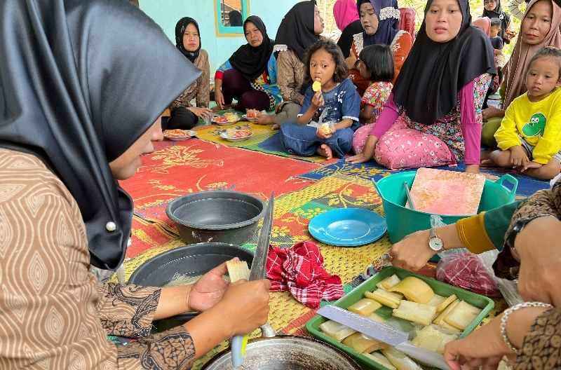 Mahasiswa KKN Siger Berjaya 37 Inovasikan Limbah Batang Pisang Jadi Keripik Mahasiswa KKN Siger Berjaya 37 Inovasikan Limbah Batang Pisang Jadi Keripik