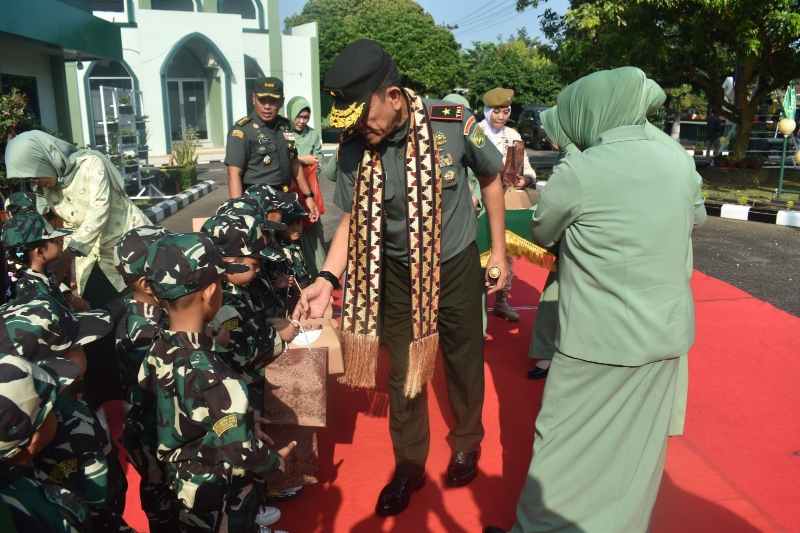 Danrem 043/Gatam Ingatkan Peran Babinsa Atasi Kesulitan Masyarakat di Sekelilingnya Danrem 043/Gatam Ingatkan Peran Babinsa Atasi Kesulitan Masyarakat di Sekelilingnya