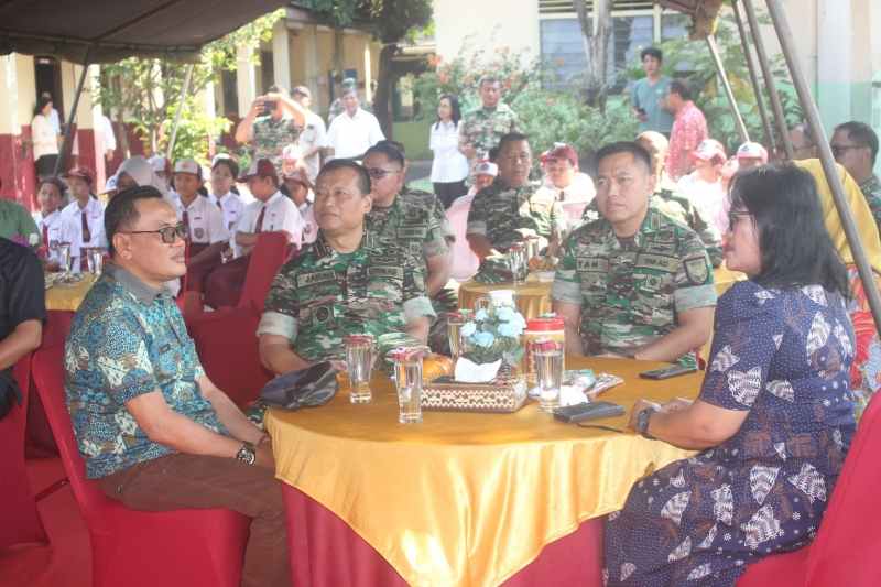Korem 043/Gatam Gelar Dapur Masuk Sekolah Di SD Sejahtera 1 Kelurahan Sidodadi Korem 043/Gatam Gelar Dapur Masuk Sekolah Di SD Sejahtera 1 Kelurahan Sidodadi