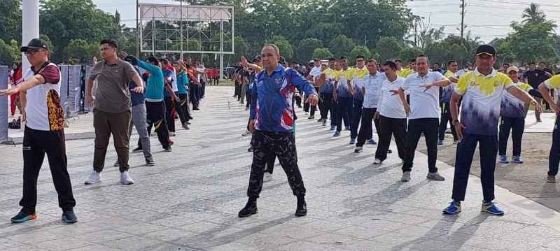Perkuat Sinergitas dan Semangat Kerja, Pj Bupati Atim Bersama ASN Gelar Senam Pagi Perkuat Sinergitas dan Semangat Kerja, Pj Bupati Atim Bersama ASN Gelar Senam Pagi