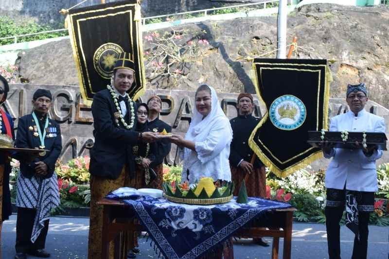 Kirab Ki Ageng Pandanaran Berlangsung Meriah, Dongkrak Semangat Warga Bangun Kota Semarang Kirab Ki Ageng Pandanaran Berlangsung Meriah, Dongkrak Semangat Warga Bangun Kota Semarang