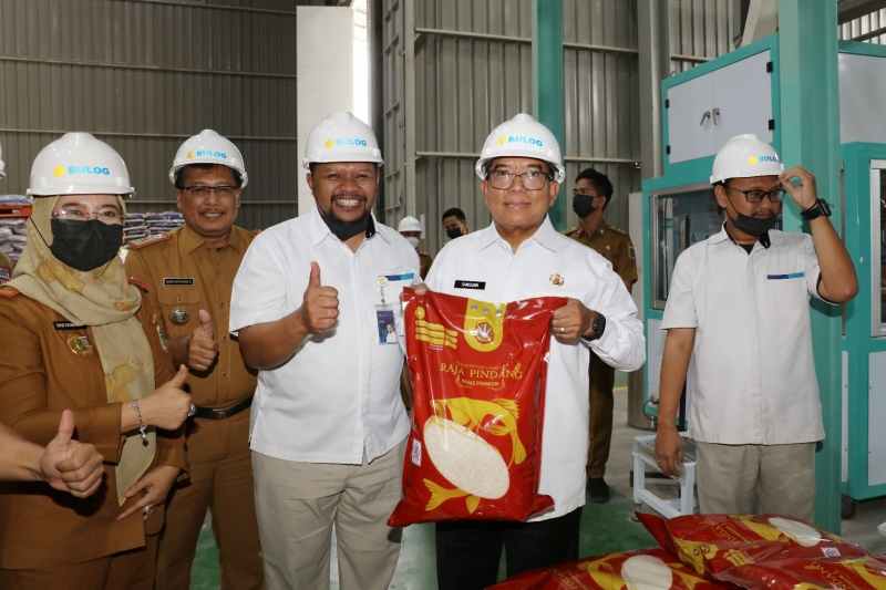 Mantapkan Persiapan Ketahanan Pangan, Pj. Gubernur Samsudin Tinjau Ketersediaan Beras Mantapkan Persiapan Ketahanan Pangan, Pj. Gubernur Samsudin Tinjau Ketersediaan Beras