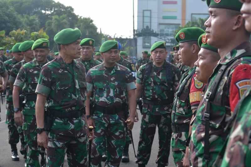 Pimpin Apel Gelar Pasukan Pengamanan Pilkada Serentak 2024, Danrem 043/Gatam Cek Kesiapan Anggota Pimpin Apel Gelar Pasukan Pengamanan Pilkada Serentak 2024, Danrem 043/Gatam Cek Kesiapan Anggota