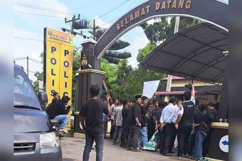 Aksi Unras APBD Meminta Bupati Darma Wijaya Mengevaluasi Kadis Poraparbud Sergai Aksi Unras APBD Meminta Bupati Darma Wijaya Mengevaluasi Kadis Poraparbud Sergai