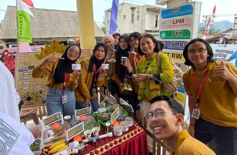 Mahasiswa KKN Siger Berjaya Kelompok 38 Inovasi Puding Cegah Stunting Mahasiswa KKN Siger Berjaya Kelompok 38 Inovasi Puding Cegah Stunting