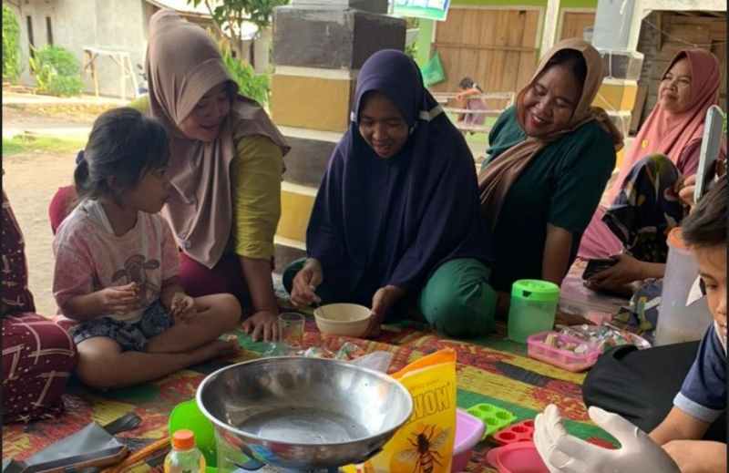 Mahasiswa KKN Siger Berjaya 33 Ubah Limbah Minyak Jelantah Jadi Lilin Aromaterapi Mahasiswa KKN Siger Berjaya 33 Ubah Limbah Minyak Jelantah Jadi Lilin Aromaterapi